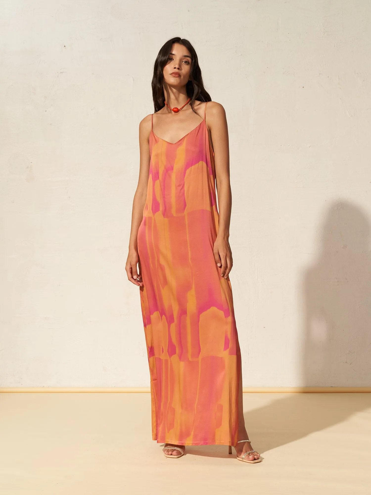 ANGELIQUE - Robe longue fendue à dos décolleté en satin de viscose imprimé Tie & Dye Fuchsia