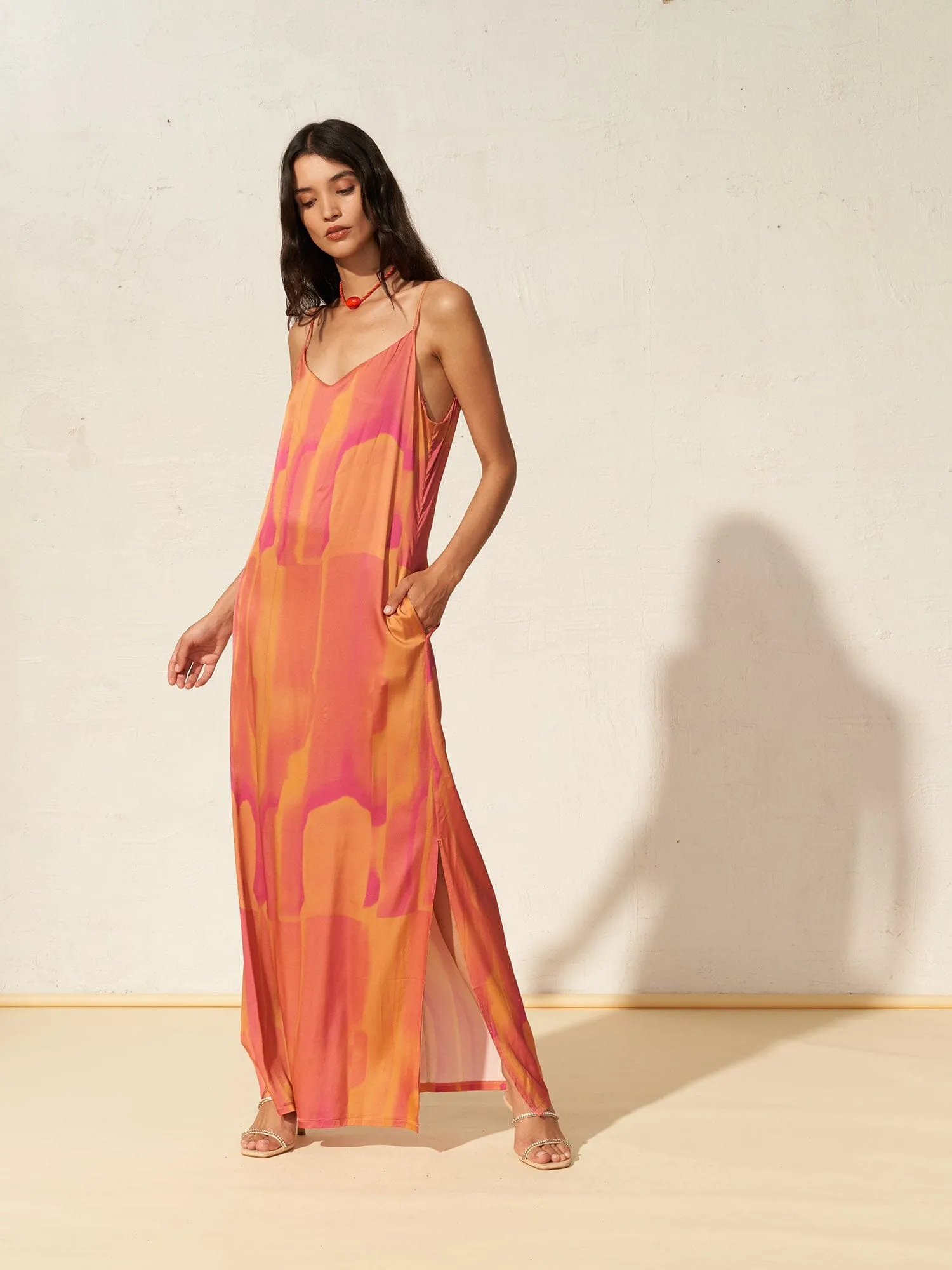 ANGELIQUE - Robe longue fendue à dos décolleté en satin de viscose imprimé Tie & Dye Fuchsia