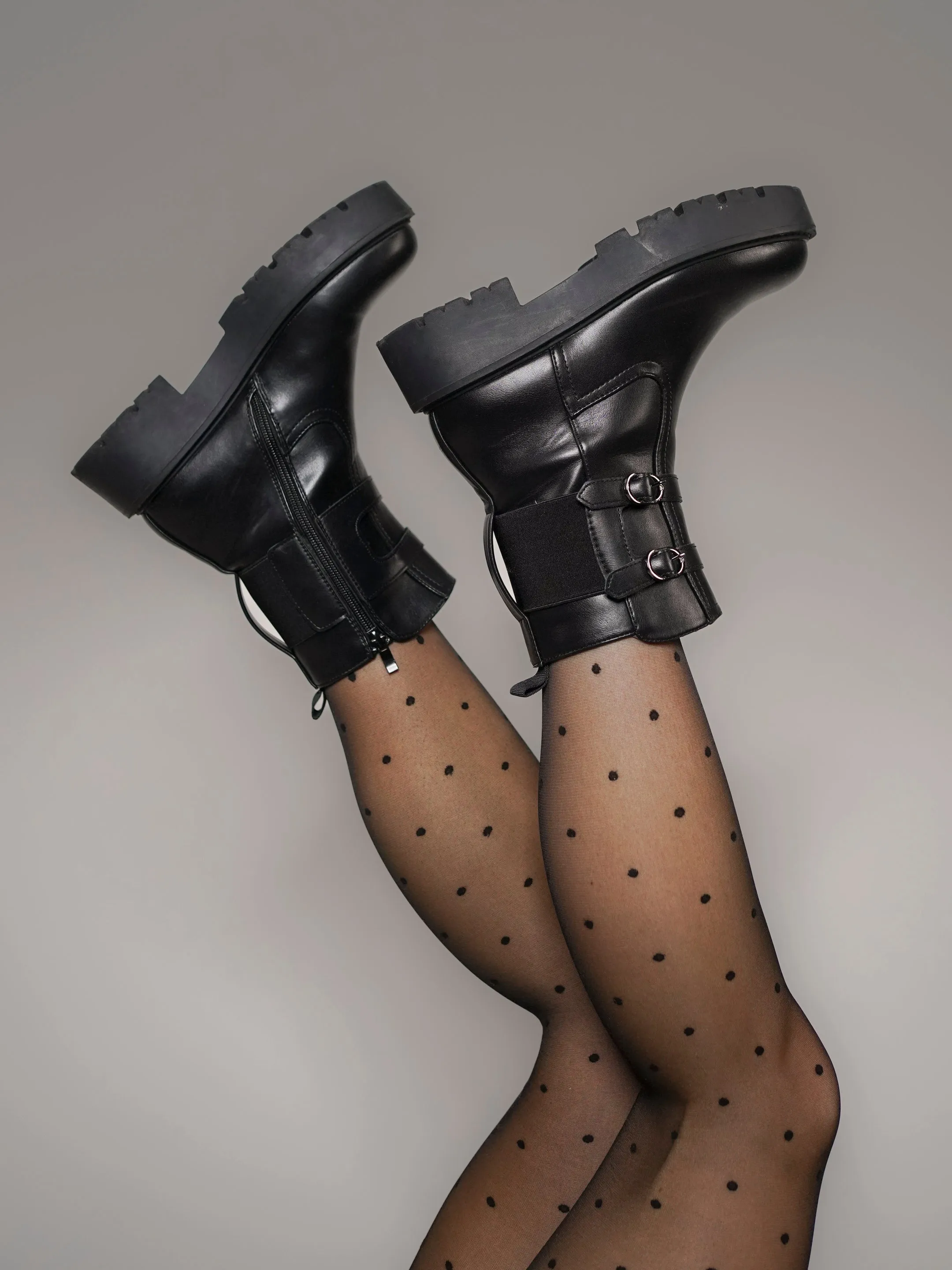 Bottines noires à sangles - 1698