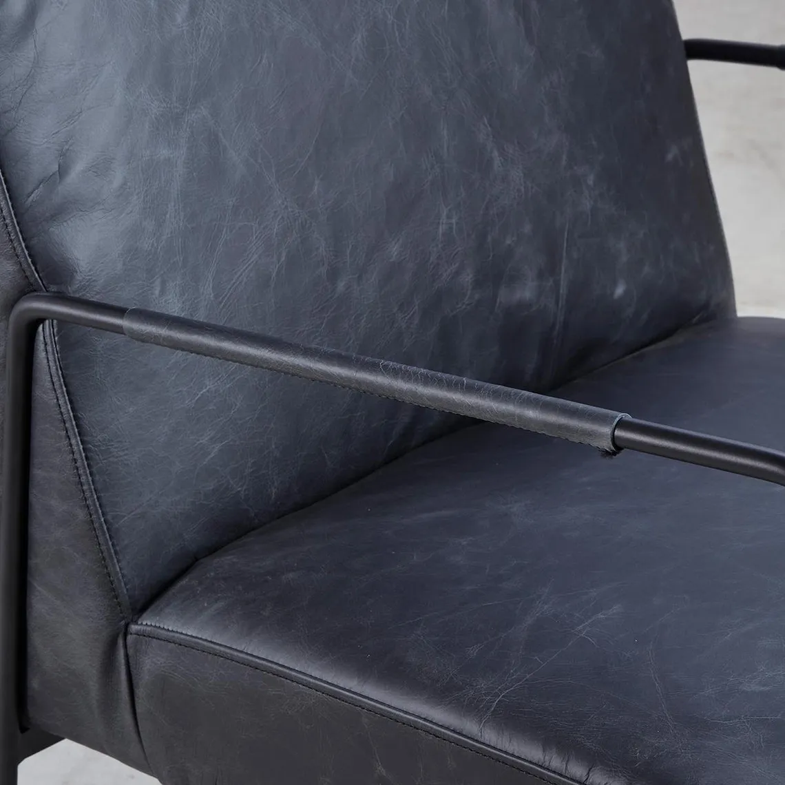 Fauteuil cuir noir pieds métal | 3 Suisses