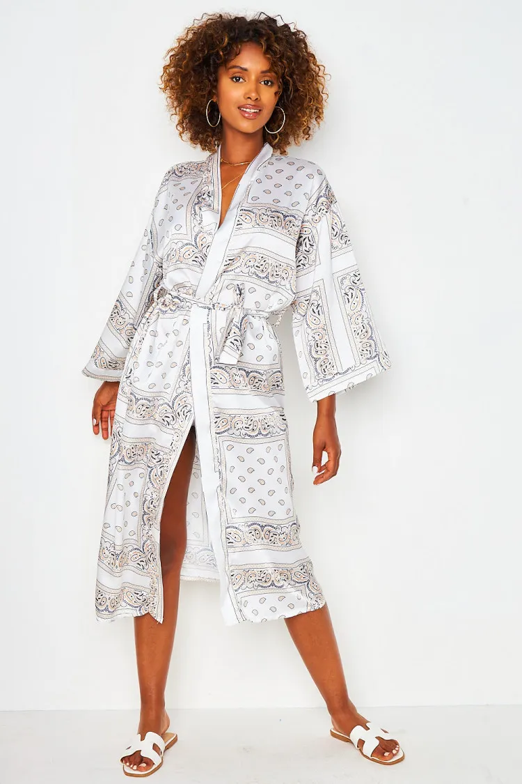 Kimono ceinturé blanc imprimé foulard