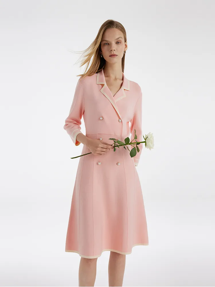 Mini-robe ajustée à double boutonnage et col en V
