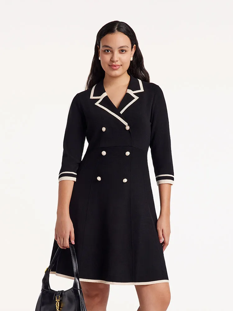 Mini-robe ajustée à double boutonnage et col en V