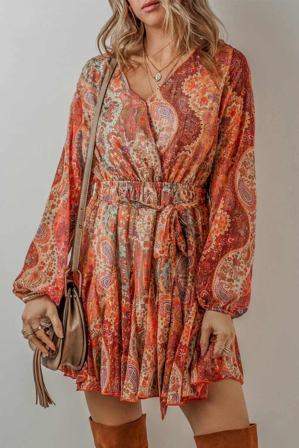 Mini-robe orange à imprimé cachemire style bohème à manches longues et ceinture plissée