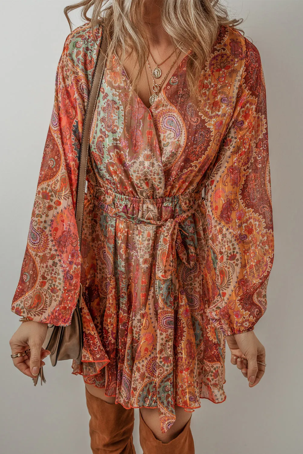 Mini-robe orange à imprimé cachemire style bohème à manches longues et ceinture plissée