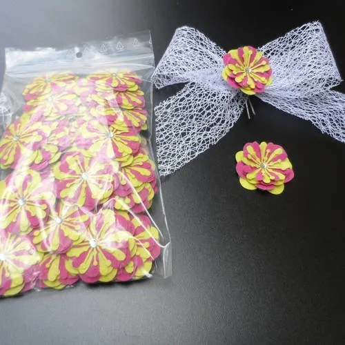 N°157 fleurs en papier tapisserie fuchsia  et vert anis  cœur strass  pour embellissement