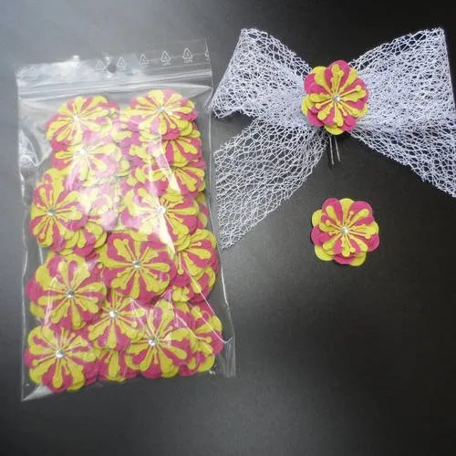 N°157 fleurs en papier tapisserie fuchsia  et vert anis  cœur strass  pour embellissement