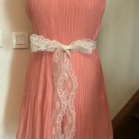 Robe plissé,couleur corail,robe femme,robe fille,cadeau femme,cadeau fille,vêtements femme,vêtements fille,robe corail,tissu crê